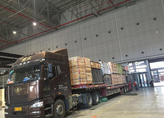 装好的车辆,准备出发送货到目的地